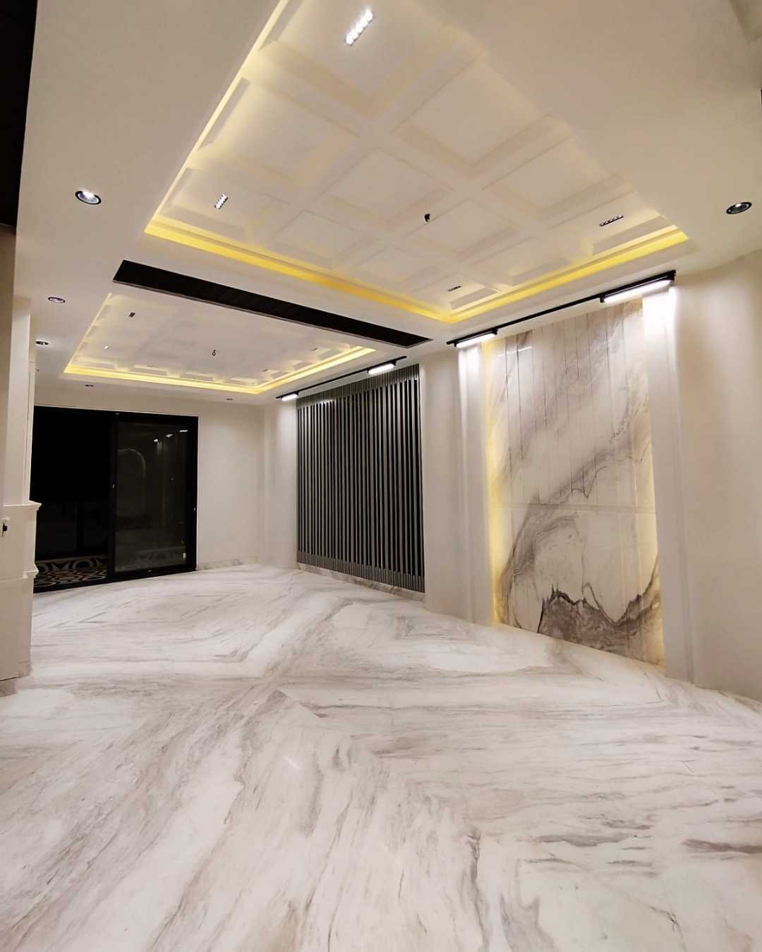 South city 1 240 sqyd 3bhk Stilt + car parking Lift Asking Upper ground - 4.10cr Middle floor- 3.85cr Top + roof rights- 4.25cr negotiable