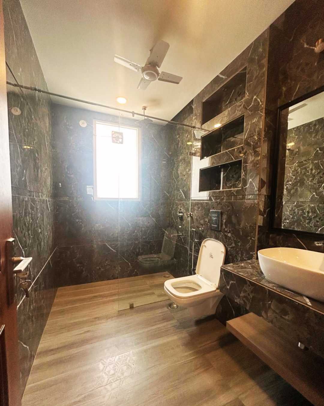 500sqyd Sushant lok 2 Stilt + car parking Lift Power back up Asking price 4.50cr First floor