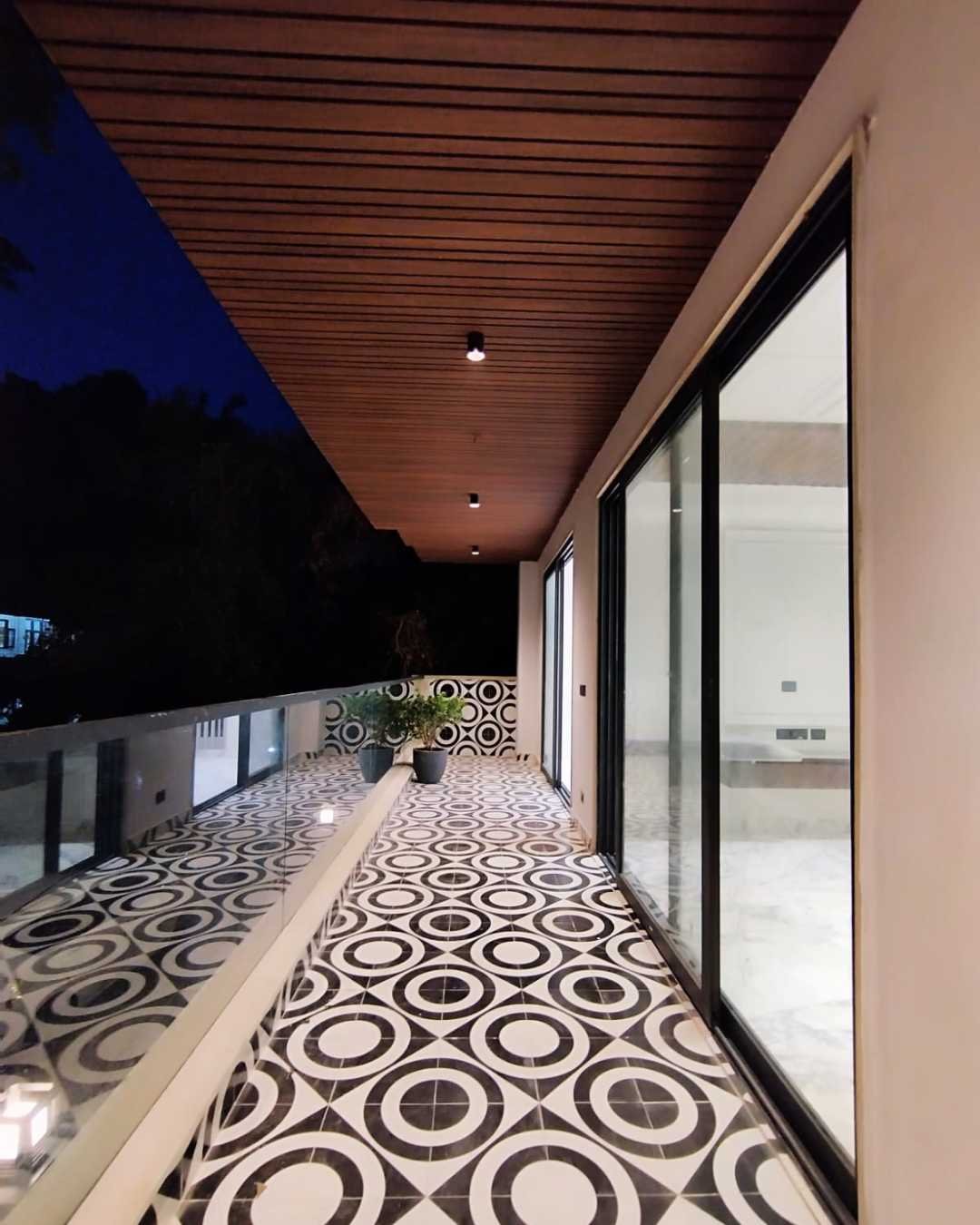 South city 1 240 sqyd 3bhk Stilt + car parking Lift Asking Upper ground - 4.10cr Middle floor- 3.85cr Top + roof rights- 4.25cr negotiable