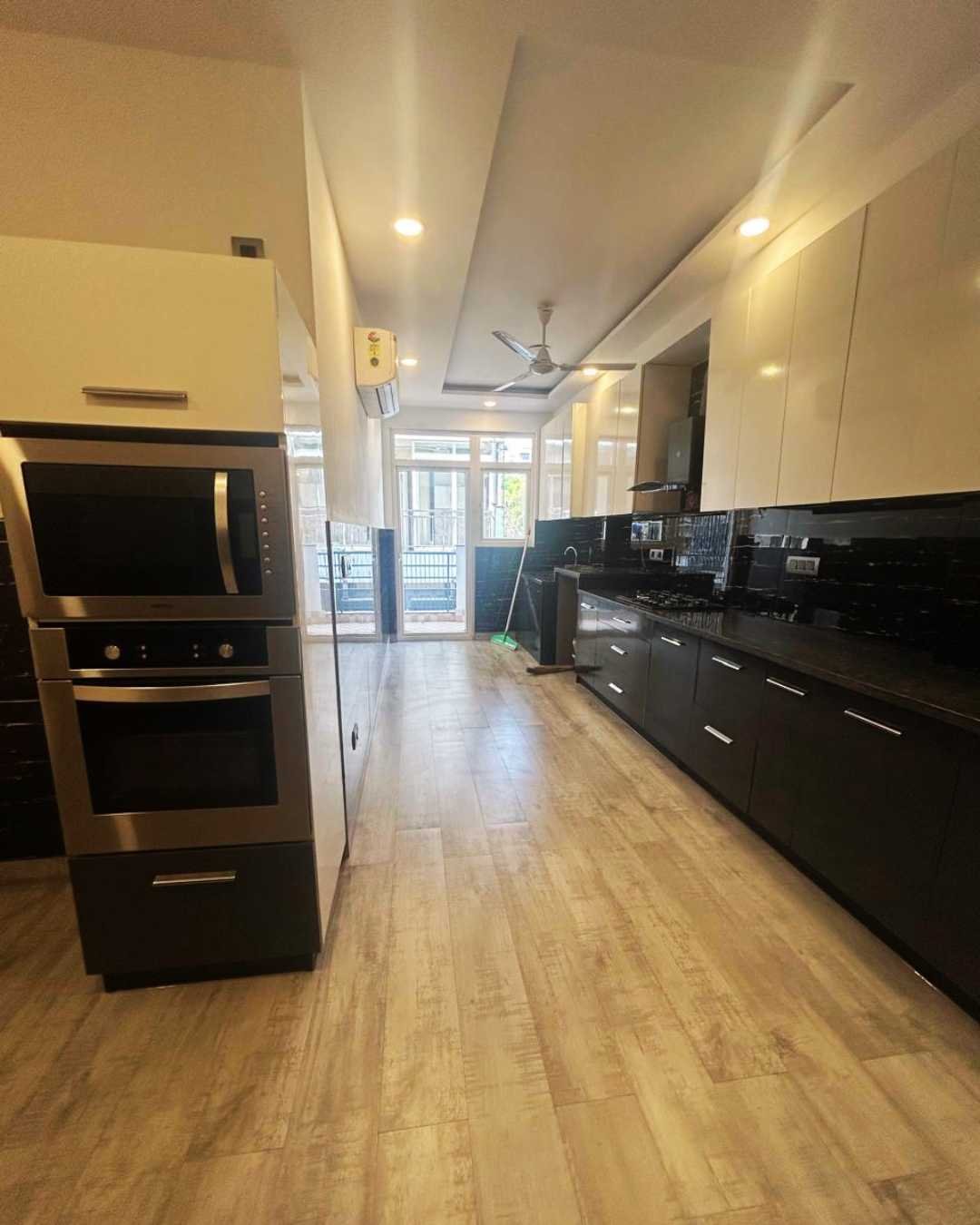 500sqyd Sushant lok 2 Stilt + car parking Lift Power back up Asking price 4.50cr First floor